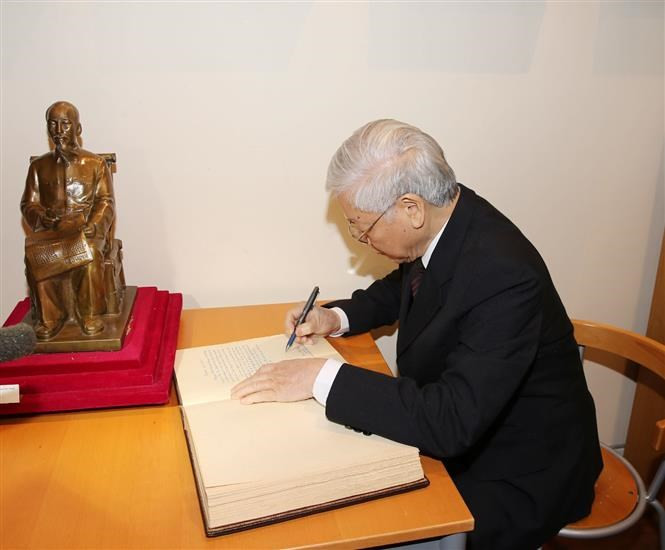 El líder del Partido escribe en un libro conmemorativo en el Espacio Ho Chi en la ciudad de Montreuil (Fuente: VNA)
