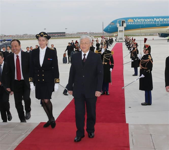 El secretario general del Partido Comunista de Vietnam, Nguyen Phu Trong, llega al aeropuerto militar de Orly en París (Fuente: VNA)