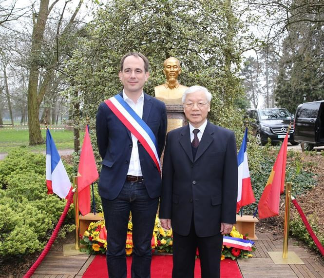 El secretario general del Partido Comunista de Vietnam, Nguyen Phu Trong, y el gobernador de Montreuil, Patrice Bessac (Fuente: VNA)