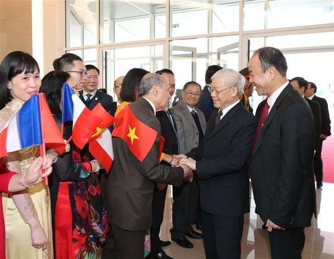 Funcionarios de la Embajada de Vietnam y representantes de la comunidad vietnamita dan la bienvenida a Nguyen Phu Trong (Fuente: VNA)