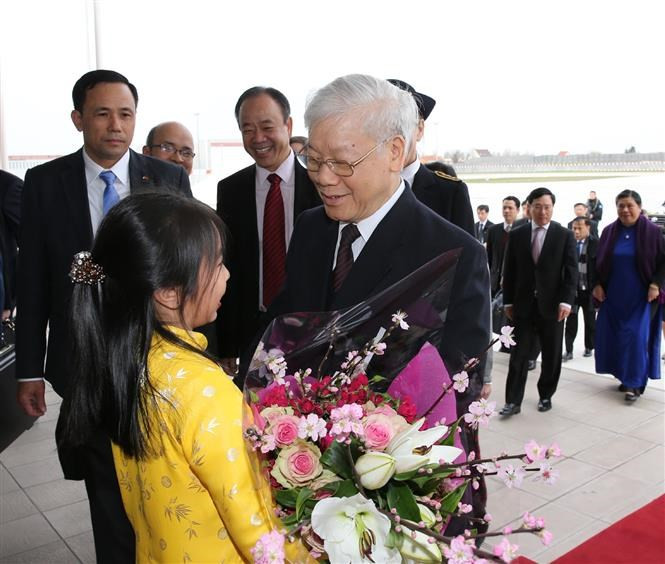 Linda bienvenida al dirigente partidista vietnamita en el aeropuerto (Fuente: VNA)