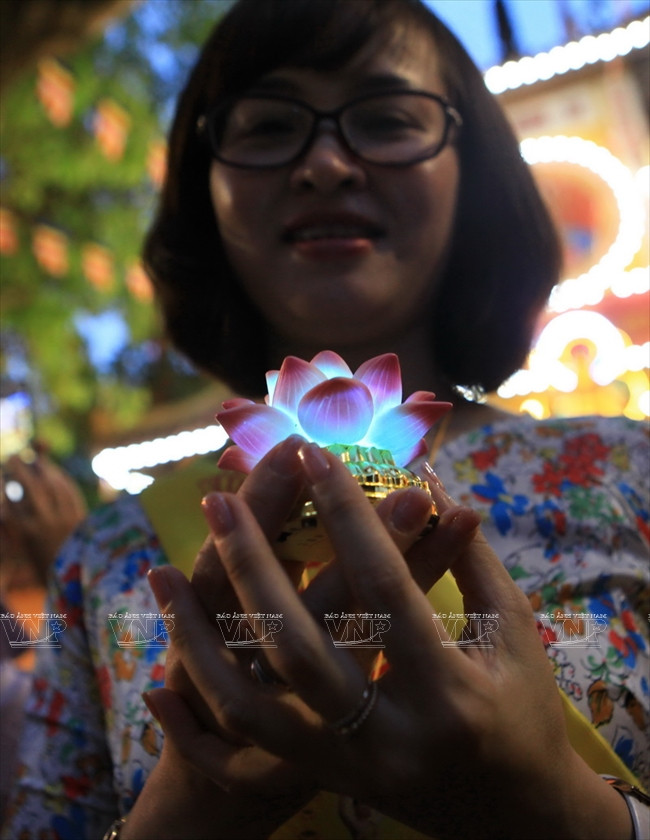 El 9 de mayo de 2017, miles monjes, venerables, creyentes de budismo y personas llegaron a la pagoda de Quan Su, Hanoi para participar en la procesión de Śarīra, y felicitar el Día de Vesak. (Fuente : VNA)