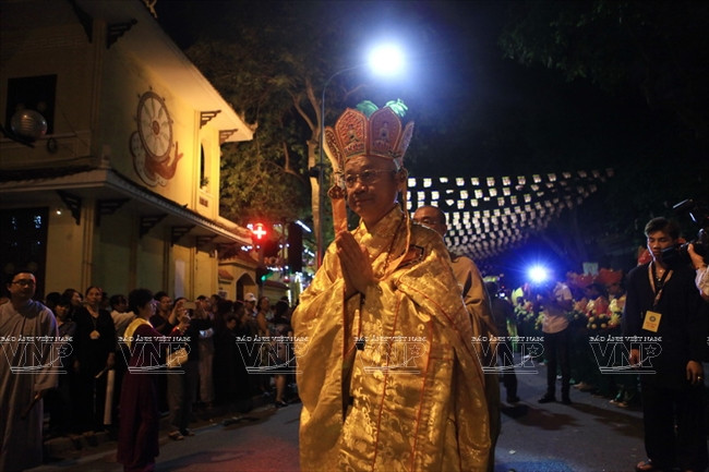 La procesión acompaña con los grupos de tambores, bailes de dragones, unicornios y leones. Además contaron las procesiones de flores de loto, antorchas y parasoles dorados. (Fuente : VNA)