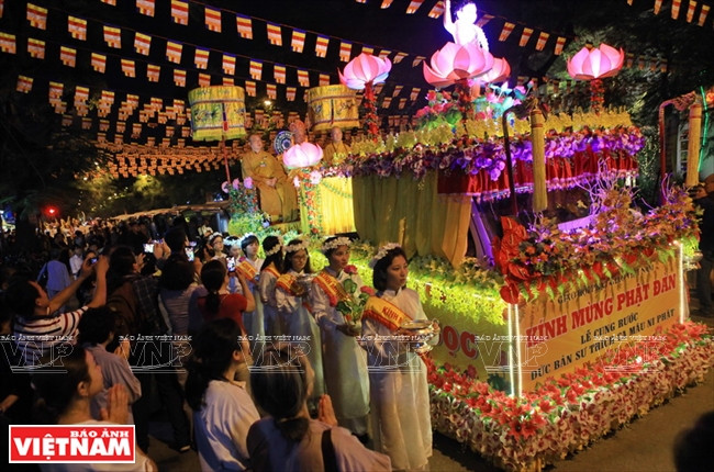 La ceremonia del aniversario 2561 del nacimiento e iluminación de Buda (Día de Vesak), es un evento más importante para los creyentes budistas vietnamitas y extranjeros de todo el mundo. (Fuente : VNA)