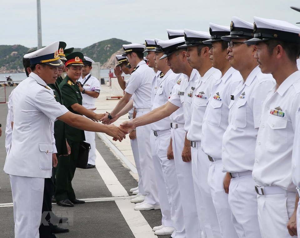 Representantes de la jefatura de la zona militar 4 de Vietnam (a la izquierda) dan la bienvenida a tripulantes del submarino japonés (Fuente: VNA)