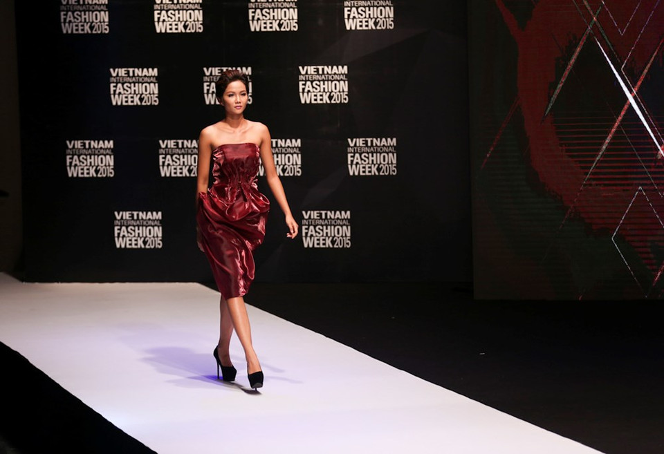 La modelo representa una rosa en un diseño de terciopelo de Hoang Minh Ha (Vietnam)