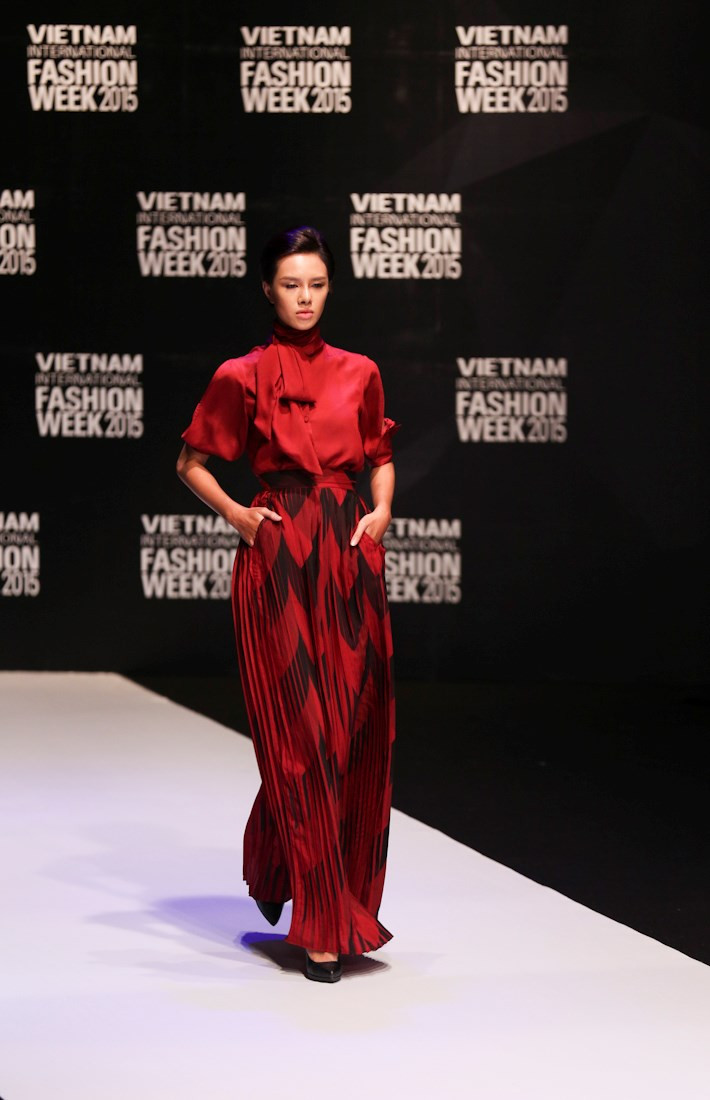 Exquisito traje de la marca I hate fashion (Odio la moda) de Victoria Huyen Nguyen (Vietnam)