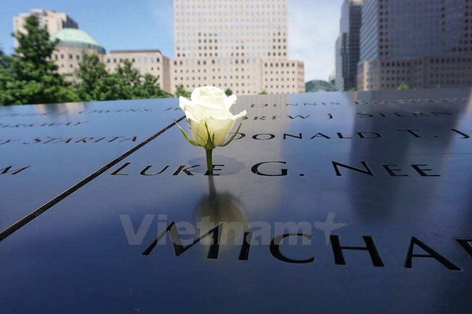 Rosas blancas colocadas sobre el nombre de los fallecidos.