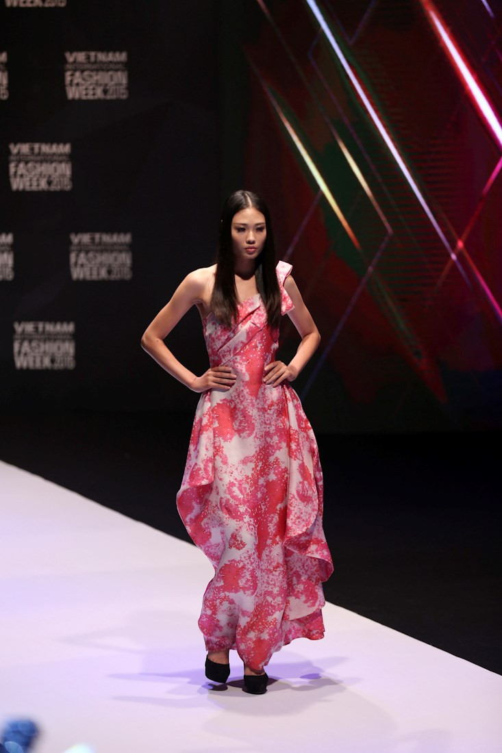 Motivos florales en un diseño romántico de Phuong My (Vietnam)