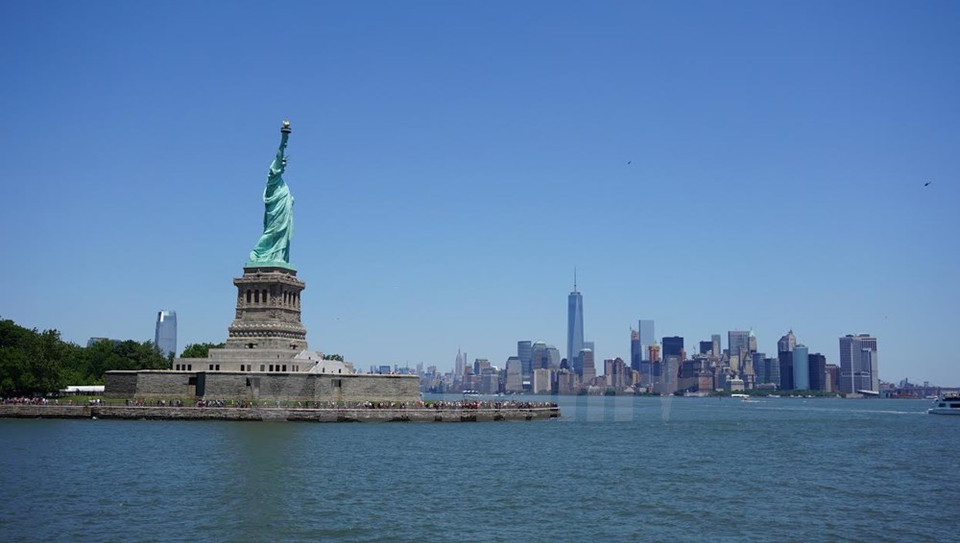 Vista desde la Estatua de la Libertad de la Torre de la Libertad, edificada en reemplazo de las antiguas gemelas.