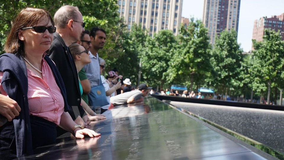 Mucha gente viene a la Zona Cero para buscar nombres de sus allegados grabados en la plataforma cerca del lago.