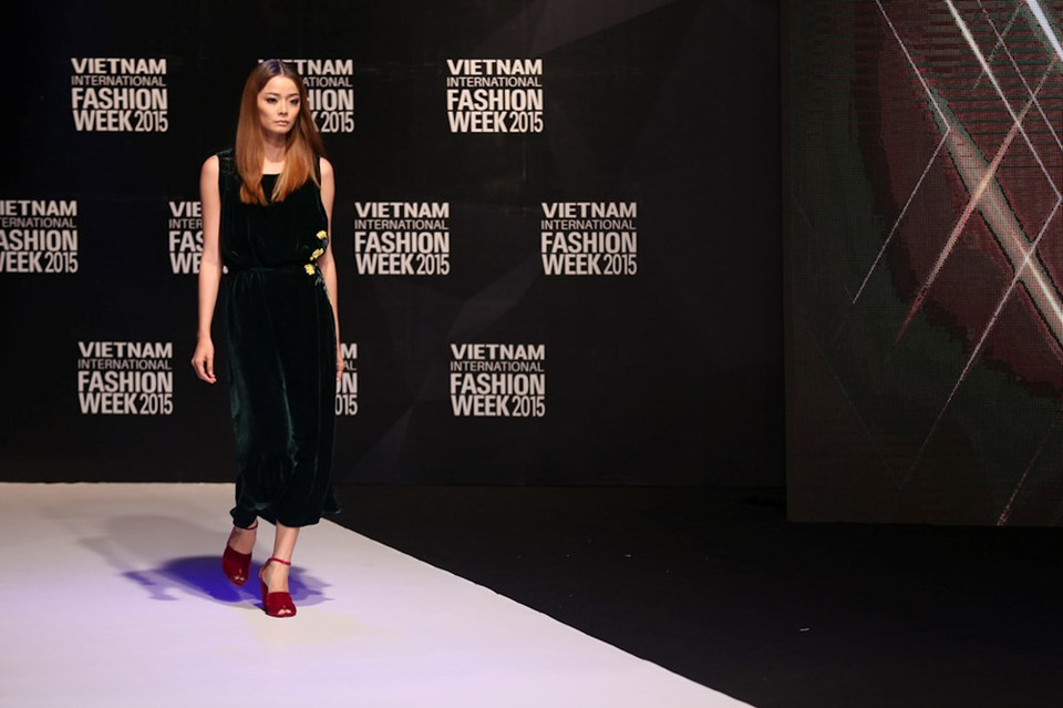 Césped verde con flores amarillas en creación de Li Lam (Vietnam)