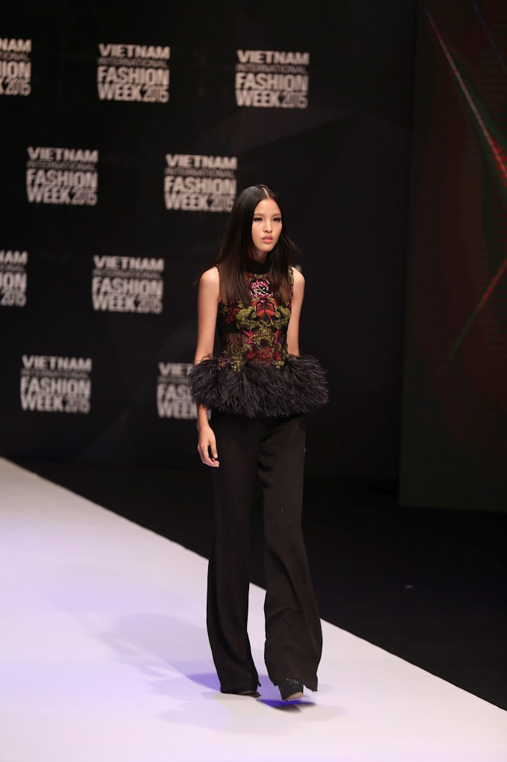 Un diseño del indonesio Sebastian Gunawan. Diseñadores procedentes de Italia, Francia, Australia, Japón y la ciudad árabe de Dubái también mostrarán sus colecciones.