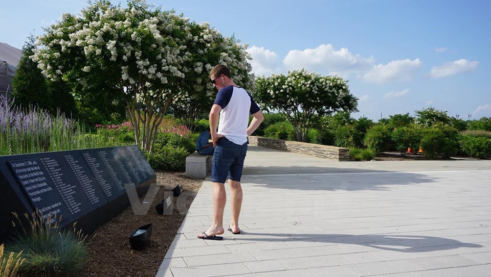 Se graban en esta pizarra el nombre de 184 muertos después del ataque contra el Pentágono.