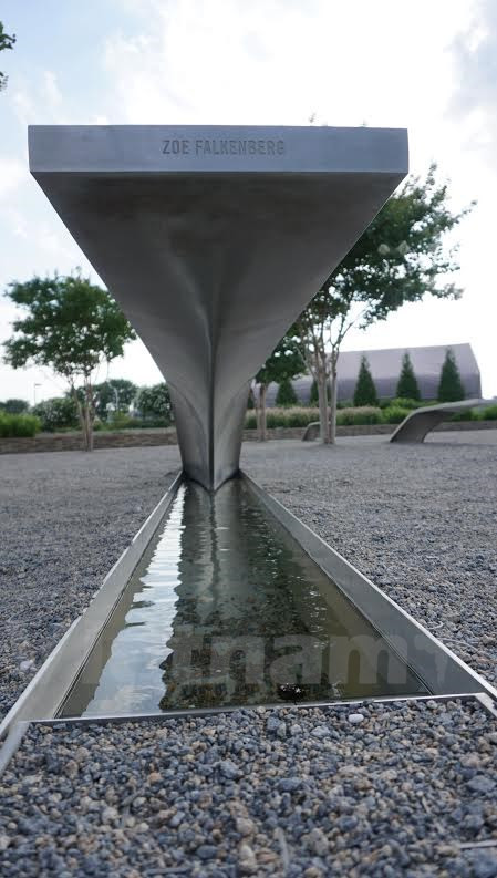 Una tumba vacía en el área conmemorativa en el Pentágono 