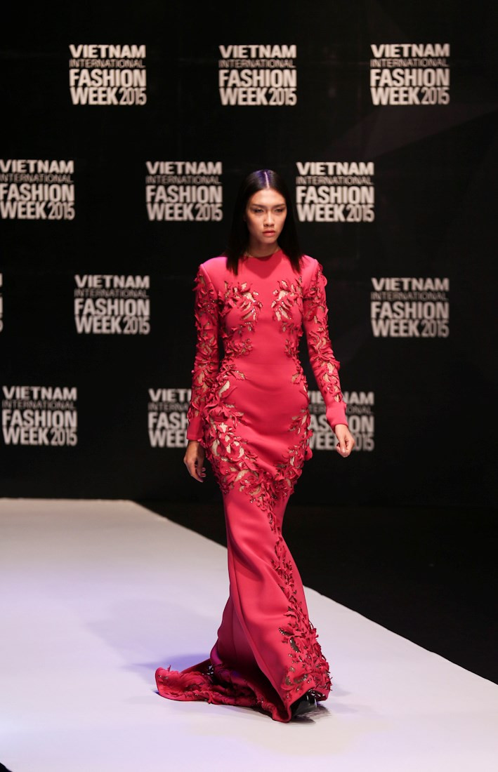 Elegante vestido cut-out de Erza Santos (Dubái) 