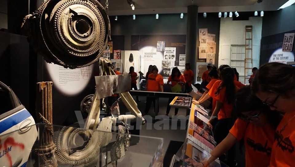Resto de un avión en los atentados se expone en el museo Newseum en Washington.
