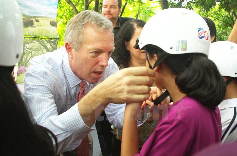 Los regalos con emblema conmemorativa de 20 años de la normalización de relaciones Vietnam – Estados Unidos (Fuente: VNA)