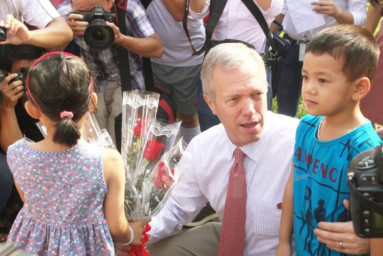 El embajador fue acogido con flores (Fuente: VNA)