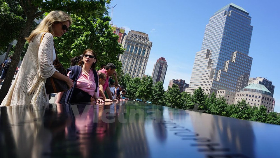Mucha gente viene a la Zona Cero para buscar nombres de sus allegados grabados en la plataforma cerca del lago.