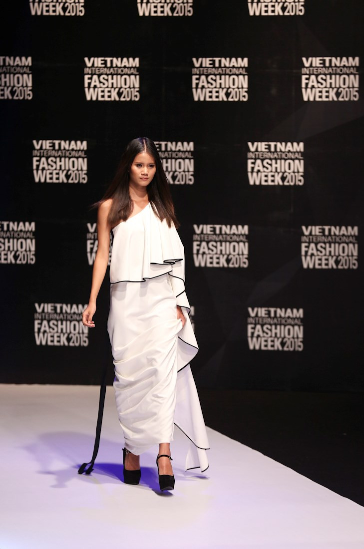 Un vestido inspirado por las diosas de Adrian Anh Tuan (Vietnam) 