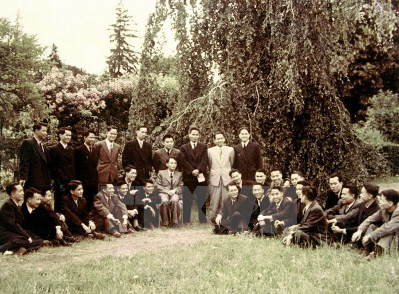 Pham Van Dong y la delegación del gobierno vietnamita asistente a la conferencia de Ginebra (Fuente: VNA)