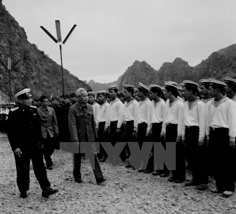 Visitó una unidad de la fuerza naval, en 1980 (Fuente: VNA)