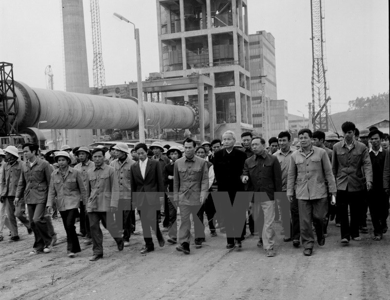 Visitó la construcción de la fábrica de cemento Hoang Thach, en 1980 (Fuente: VNA)
