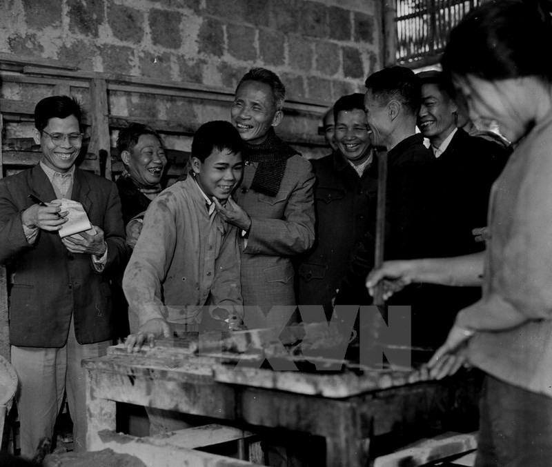 El líder visitó el taller de materiales constructivos de estudiantes de la Universidad de Ciencia y Tecnología de Hanoi, en 1969 (Fuente: VNA)