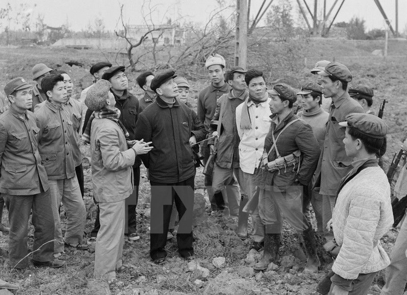 El 30 de diciembre de 1972, visitó a combatienes de autodefensa de la Radio Me Tri, localizada en zona bombardeada por aviones estadounidenses (Fuente: VNA)