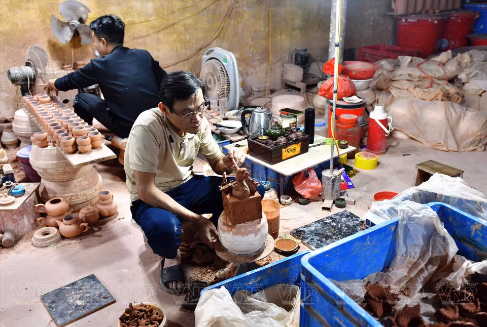Con herramientas rudimentarias, artesanos de Bat Trang demuestran su talento a través de cada delicado detalle. (Foto: Revista Ilustrada de Vietnam)