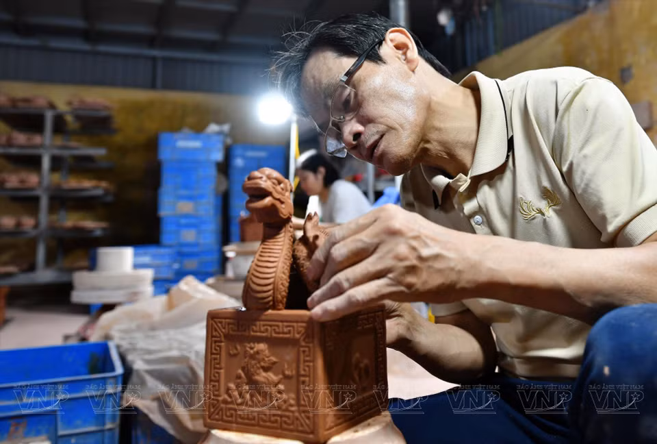 En estos días, Pham Viet Khoa y sus compañeros alfareros perfeccionan productos con el símbolo de la mascota del dragón, según lo ordenado por un establecimiento comercial en respuesta a las necesidades de los consumidores. (Foto: Revista Ilustrada de Vietnam)