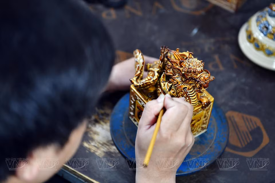 El artesano Mac Trieu Duong dijo que cada producto de dragón será pintado hasta su finalización en aproximadamente dos horas y media. En un día, un artesano puede producir de cuatro a cinco obras. (Foto: Revista Ilustrada de Vietnam)