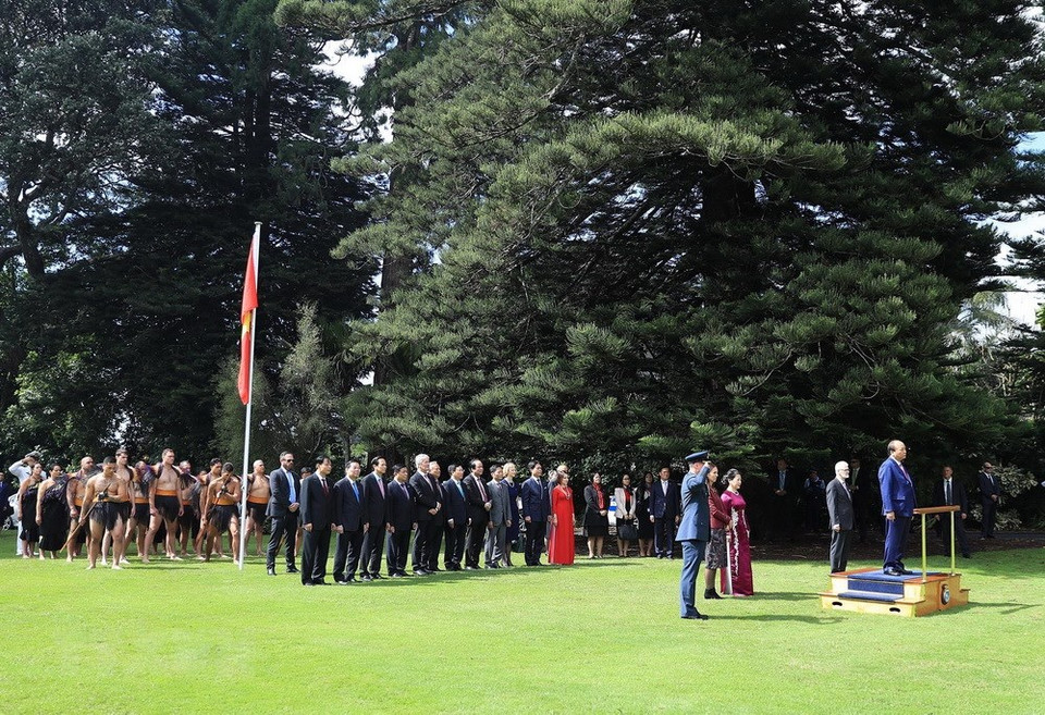 Acto de izamiento de la bandera en la ceremonia oficial de bienvenida (Fuente: VNA)