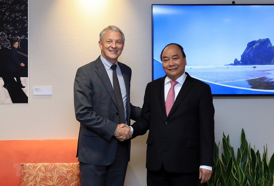El primer ministro vietnamita, Nguyen Xuan Phuc, mantiene una reunión el alcalde de Auckland, Phil Goff. (Fuente: VNA)