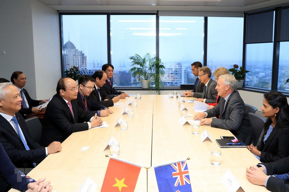 El primer ministro vietnamita, Nguyen Xuan Phuc, mantiene una reunión el alcalde de Auckland, Phil Goff. (Fuente: VNA)