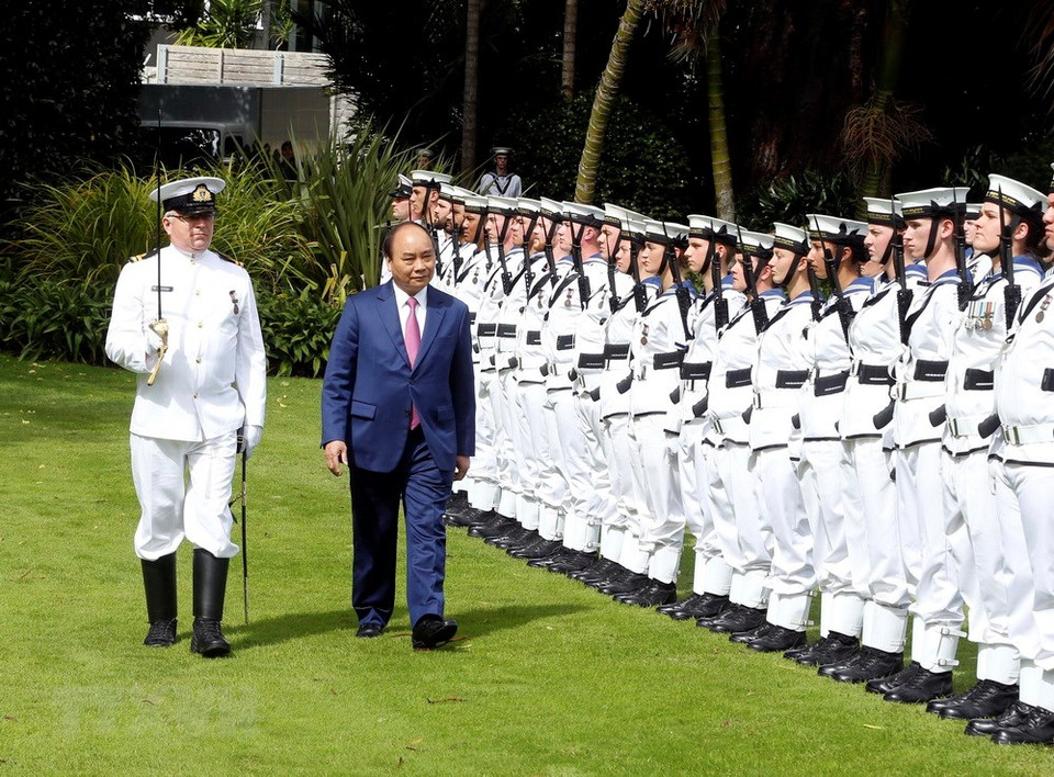 El primer ministro vietnamita, Nguyen Xuan Phuc, inspecciona la guardia de honor a su llegada a Nueva Zelanda hoy, 13 de marzo. (Fuente: VNA)