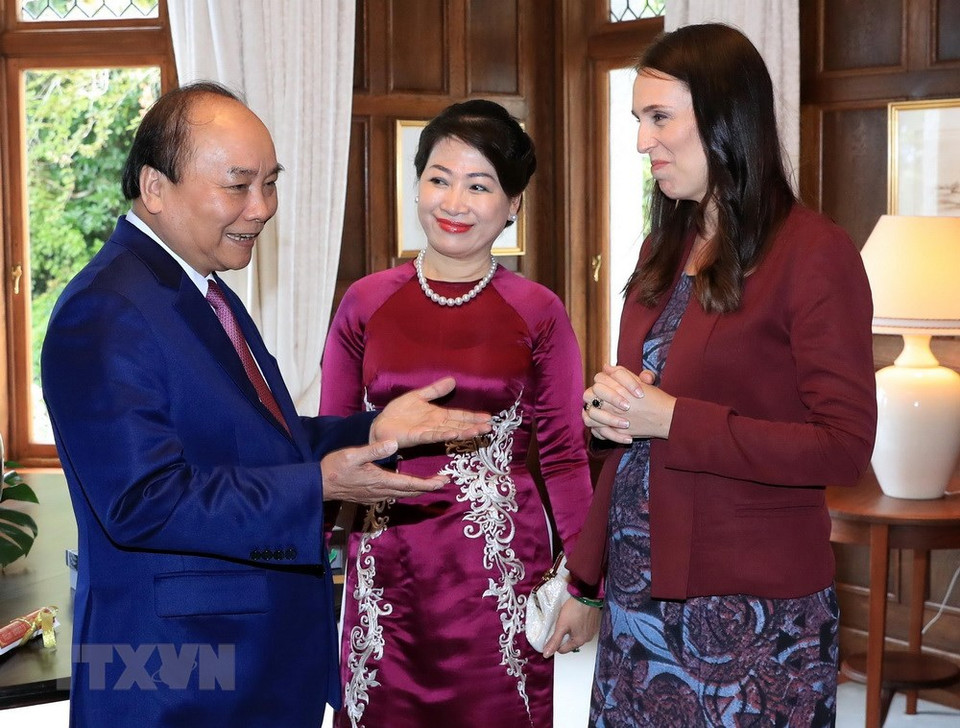 El primer ministro de Vietnam, Nguyen Xuan Phuc, y su esposa, junto con la primera ministra de Nueva Zelanda, Jacinda Ardern. (Fuente: VNA)