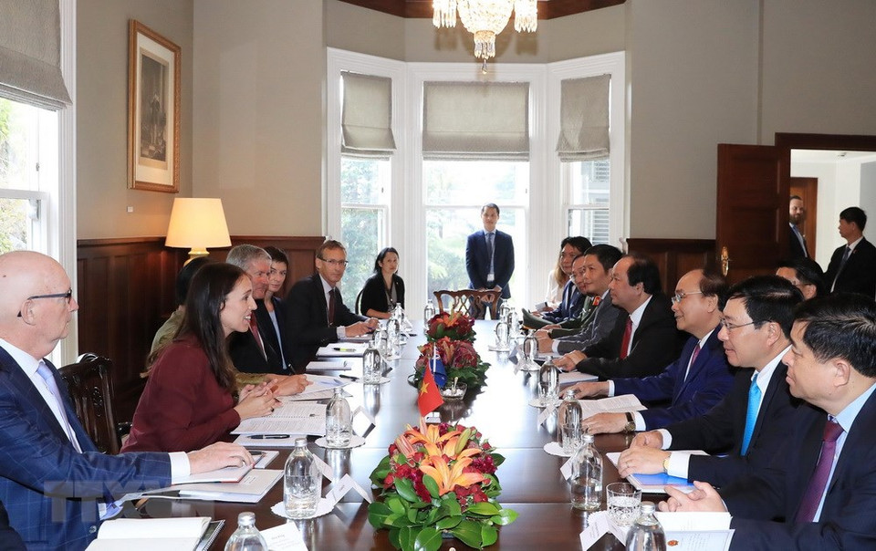 El primer ministro de Vietnam, Nguyen Xuan Phuc, se conversa con su homóloga de Nueva Zelanda, Jacinda Ardern. (Fuente: VNA)