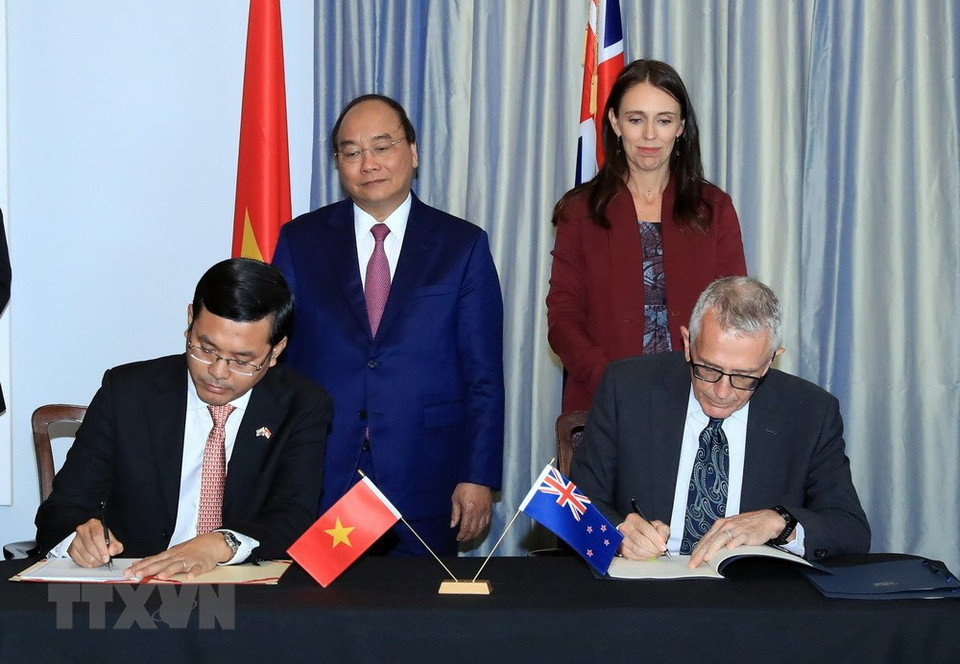 Los dos primeros ministros testimonian la firma de algunos documentos de cooperación (Fuente: VNA)