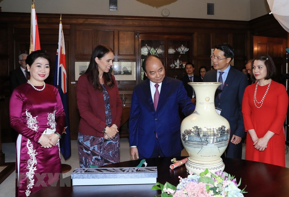 Los dos primeros ministros intercambian obsequios (Fuente: VNA)