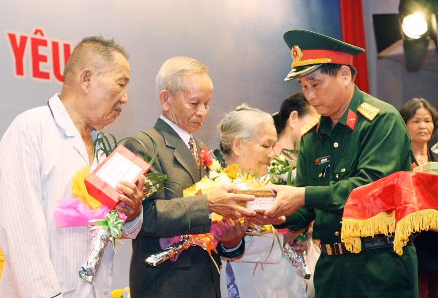 El coronel Nguyen Min, subcomandante del Comando Militar de la ciudad de Da Nang, ofreció obsequios a las familias de los mártires de Gac Ma, en el programa de intercambio “Hacia el querido Truong Sa”, celebrado el 14 de marzo de 2013. (Foto: VNA)