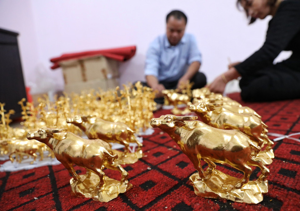El producto del búfalo dorado del año lunar 2021 es producido por la familia del artesano Nguyen Anh Chung, según el pedido de los clientes. (Foto: VNA)