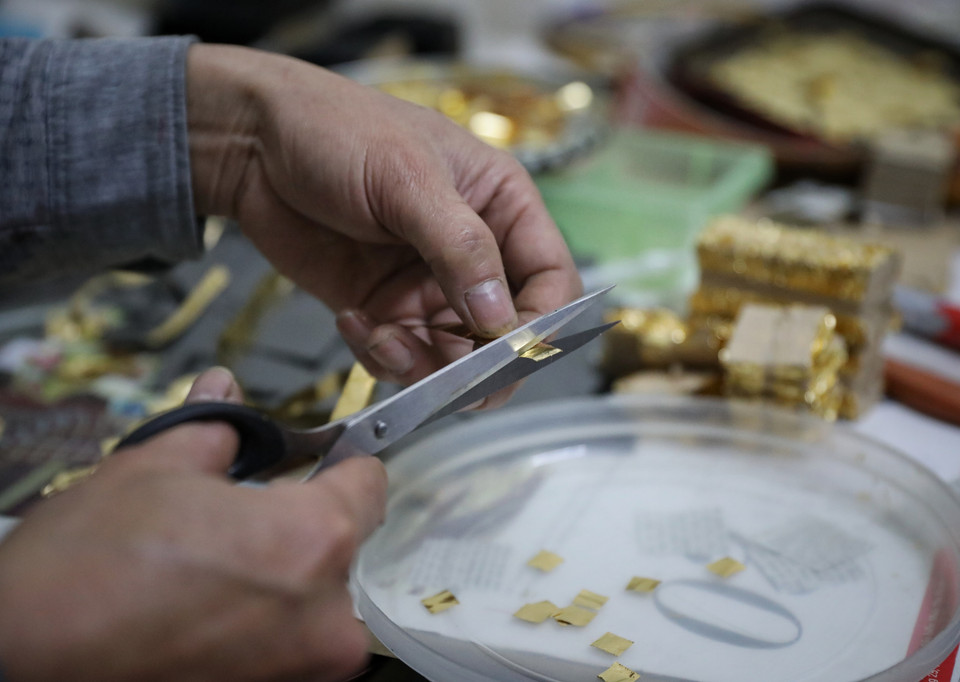 En la preparación, el oro se enrolla y se corta en pedazos con un área de un centímetro cuadrado. (Foto: VNA)