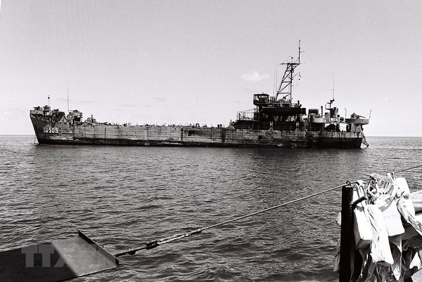 HQ-505, el único barco de la fuerza naval vietnamita que no fue hundido por los agresores durante la batalla, logró tocar tierra en Co Lin (Collins Reef), convirtiéndose en un hito vivo de la soberanía vietnamita. La tripulación del barco HQ-505 fue honrada luego por el Estado con el título de Héroe de las Fuerzas Armadas Populares. (Foto: Archivo/VNA)
