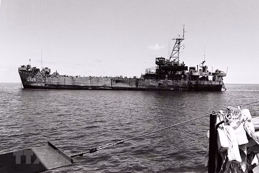 HQ-505, el único barco de la fuerza naval vietnamita que no fue hundido por los agresores durante la batalla, logró tocar tierra en Co Lin (Collins Reef), convirtiéndose en un hito vivo de la soberanía vietnamita. La tripulación del barco HQ-505 fue honrada luego por el Estado con el título de Héroe de las Fuerzas Armadas Populares. (Foto: Archivo/VNA)