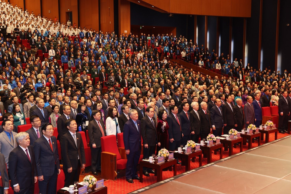 Los delegados participan en la ceremonia de izamiento de la bandera nacional. (Foto: VNA)