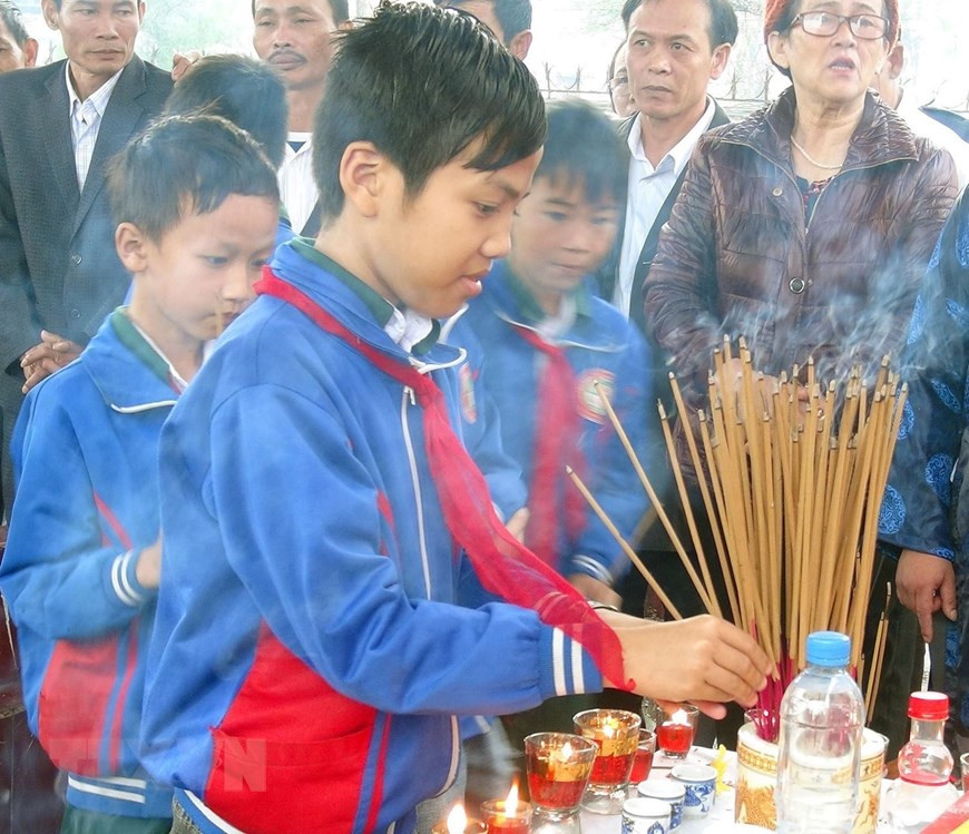Estudiantes de la provincia de Quang Binh ofrecen inciensos para homenajear a los 64 mártires que cayeron en la batalla de Gac Ma. (Foto: VNA)