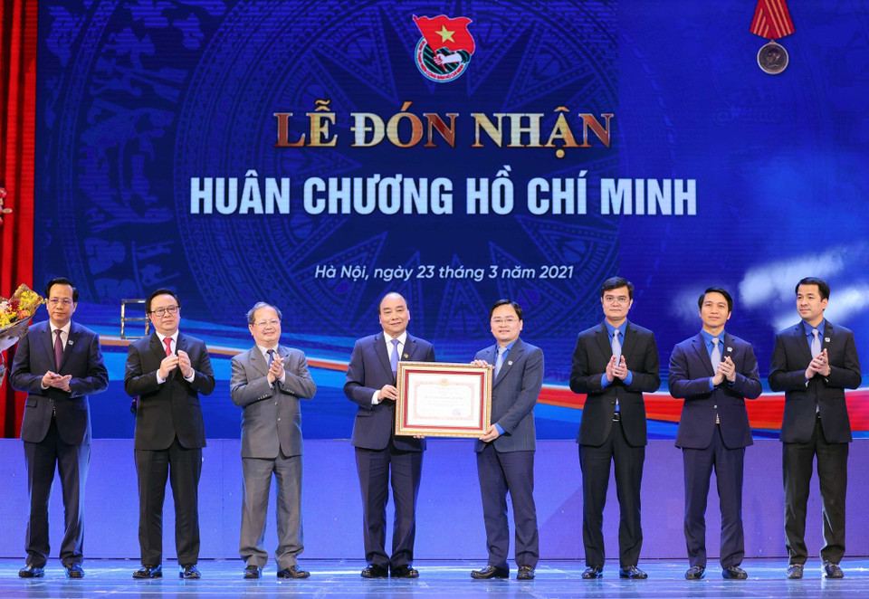 El primer ministro vietnamita, Nguyen Xuan Phuc, presidente del Consejo Central de Emulación y Recompensa del Comité Central, condecoró con la Orden de Ho Chi Minh a la organización juvenil. (Foto: VNA)