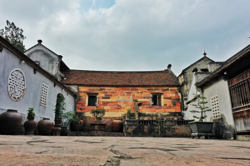 El festival anual de la pagoda Bo Da se lleva a cabo del 16 al 18 de febrero lunar. Fue el día del aniversario del fallecimiento del fundador de la pagoda Bo. Con alrededor de 100 torres, el lugar se considera una de las pagodas antiguas más grandes y hermosas de Vietnam. Las torres son el lugar de descanso de más de mil monjes que han practicado en el templo a lo largo de los períodos históricos. En cada torre se entierran de cuatro a 26 cadáveres, y la mayoría de ellas son de tres o cuatro pisos, con una altura de tres a cinco metros. Las torres ancestrales son aún más anchas. La pagoda es también uno de los principales centros budistas de la secta budista de Truc Lam perteneciente a la escuela zen. También figura entre los sitios de culto que aún conservan la arquitectura tradicional vietnamita original. Las torres son el lugar de descanso de más de mil monjes que han practicado en el templo en lo largo de los períodos histórico (Foto: Vietnam+)